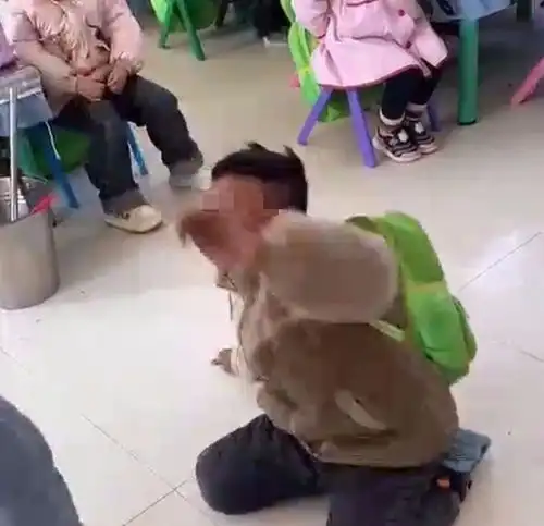 狠毒河南一幼儿园老师被曝虐打孩子,踹头踩脸逼下跪,现场曝光