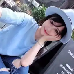求女生头像背景白长发带白帽子长白色上衣
