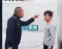 江苏2城管当街脱下制服锁喉推搡眼镜男官方回应已停职调查