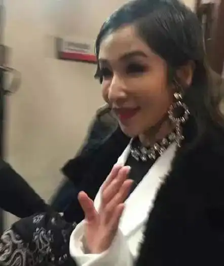 萧亚轩脸又垮了这些年,她的脸一直在变呀