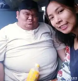 就是喜欢他美女护士不惧外界眼光与120公斤胖男结婚