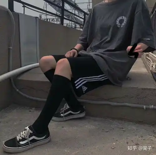 有没有适合男生脚宽的运动鞋或者板鞋吗,最好显得脚小
