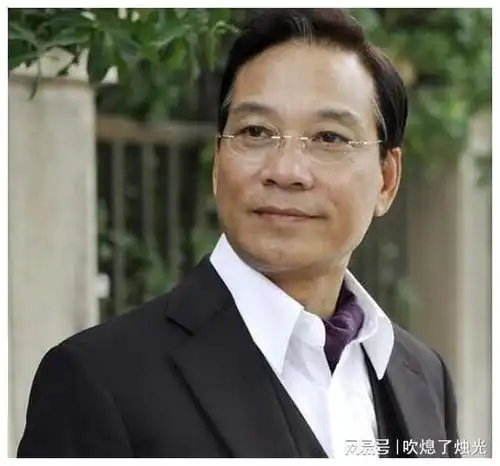 长得帅气又专情,悄悄结婚无人发现,和大2岁老婆恩爱了37年
