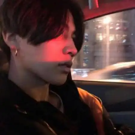 男生头像颓废伤感头像,无助时来上一支香烟吧
