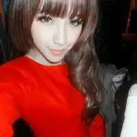 穿红色卫衣的情侣头像穿黑色卫衣男生头像