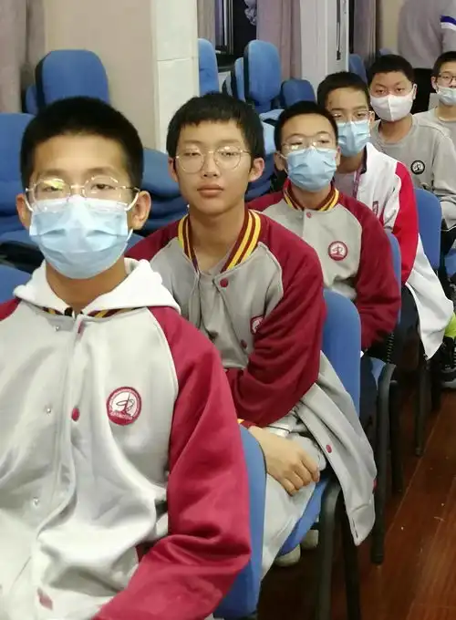 年级丨成为更好的自己海实初二年级卓越成长课程之男生女生成长课
