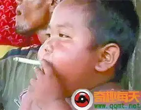 小男孩每天要抽两包烟真相令人唏嘘