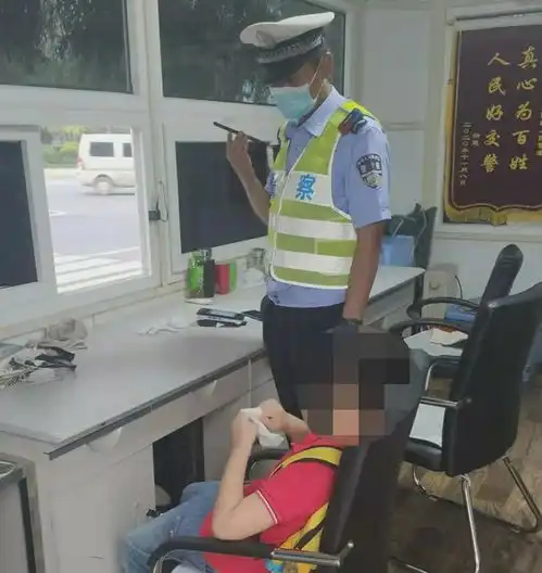 6岁男童负气离家出走张家口交警化身助其回家