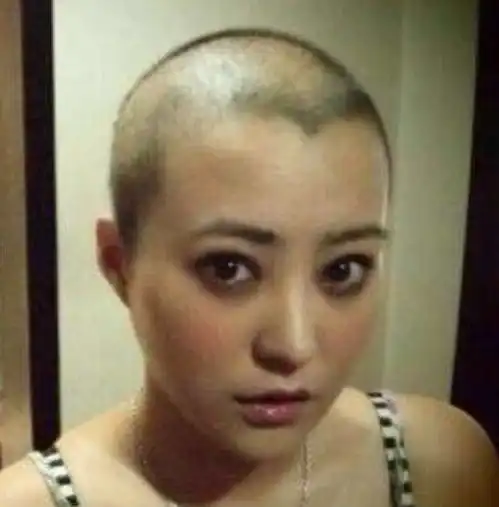 圈内神预言家莫小奇霸气自剃光头,但最美光头的女星其实是她