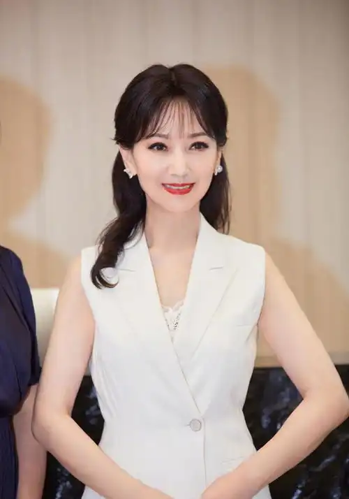 60赵雅芝美得太不真实,穿纯白无袖西装亮相活动,精致又优雅