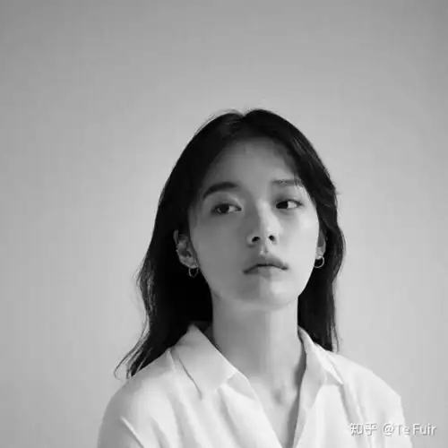 女孩子用什么样的头像能感觉出很成熟稳重的样子
