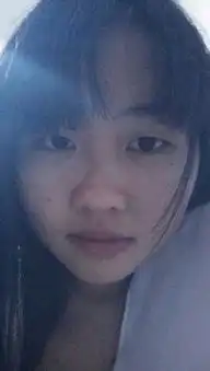 我发觉自从我戴了眼镜后,眼睛越来越难看了,眼睑还下垂了我鼻梁也塌塌的,摘下眼镜根