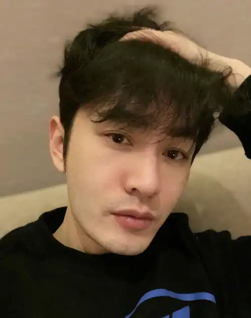 教主黄晓明阻力重重发自拍,网友是baby阻拦你了吗
