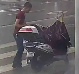 男子驾驶两轮车肇事逃逸警方追逃进行时