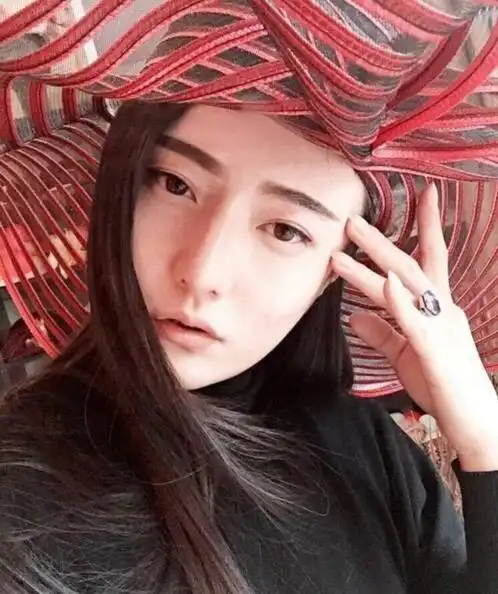 这长发妖男是范冰冰的御用摄影师,几乎就是理想版的杀千陌
