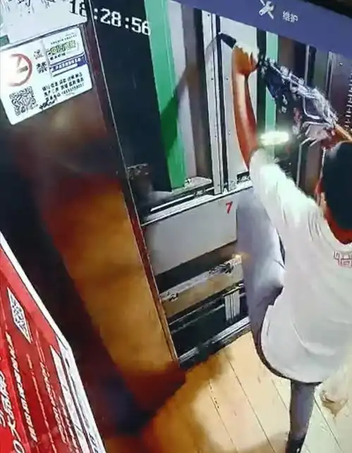 福建13岁男孩被困电梯,为自救强开电梯门,不慎坠亡,监控画面曝光