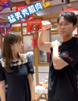 范冰冰前男友的幸福生活,李晨与网红直播亲密互动,为其贴身按摩