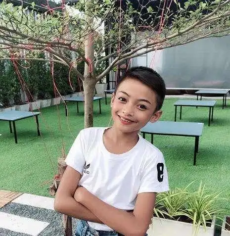 13岁男童因一特长走红,为父母赚得一栋别墅,网友并非好事