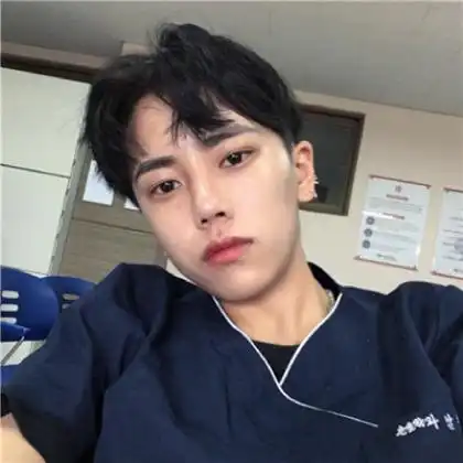 男生悲伤痛苦的头像,失恋痛苦忧伤的男生

