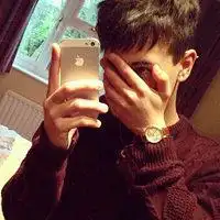 找一对情侣头像男生女生都在拿着手机自拍
