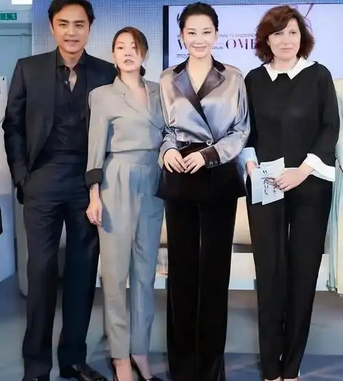 许晴不愧是大号水蜜桃,穿西装自带性感曲线,同框小s赢太多
