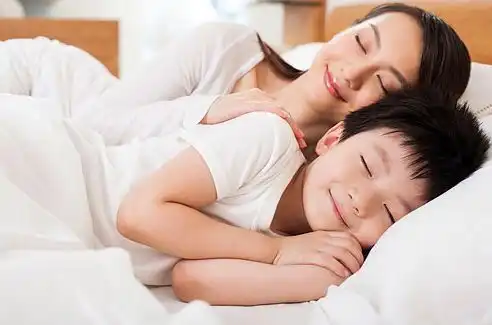 13岁的男孩晚上和离异的妈妈睡一起合适吗