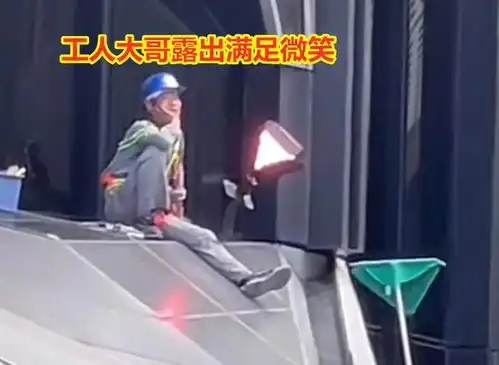 男子望天不时露出迷之笑容,路人往上一看上方是一个玻璃游泳池