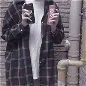 部位男头上半身全部是穿着牛仔裤的
