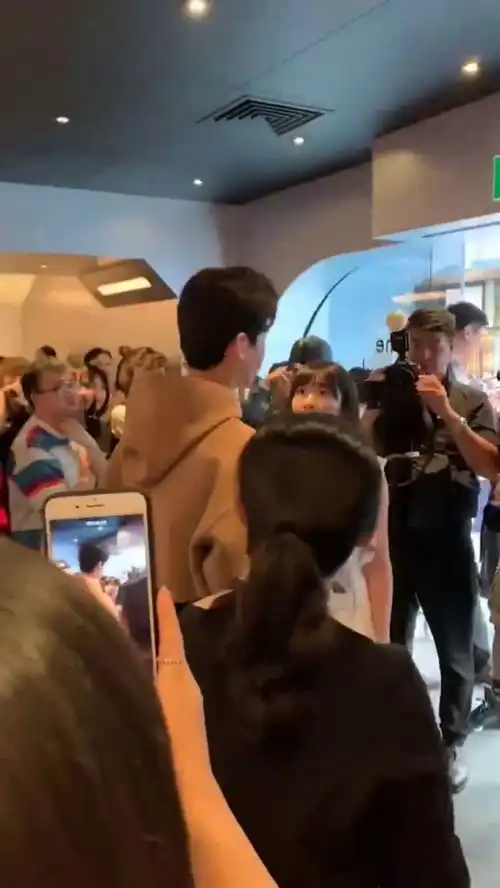 白敬亭上线了,这么热的天居然穿着连帽卫衣,明星也不容易啊