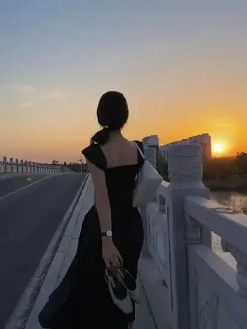 成了一名妥妥的中年妇女,但我会永远善良所以请黑粉们不要再说我脸太丑啦背影夕阳下的背影人到中年随性洒脱