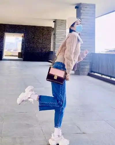 杨紫晒校园自拍,谁注意她贴身穿了件啥这才是对校服最大的尊重