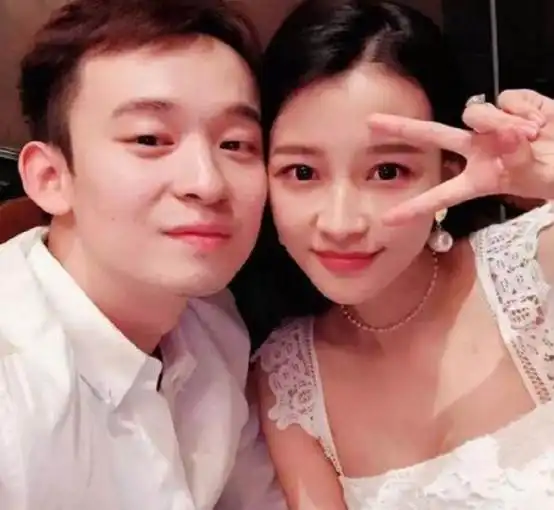 孙怡晒娃夸女儿洗车助手,橘色豪华超跑太抢眼,网友关注点跑偏