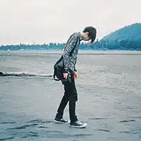时尚qq男生伤感头像精选像个孩子的脸庞一样,阴晴不定

