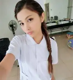 好大的男朋友啊姑娘的表情充满了欣赏