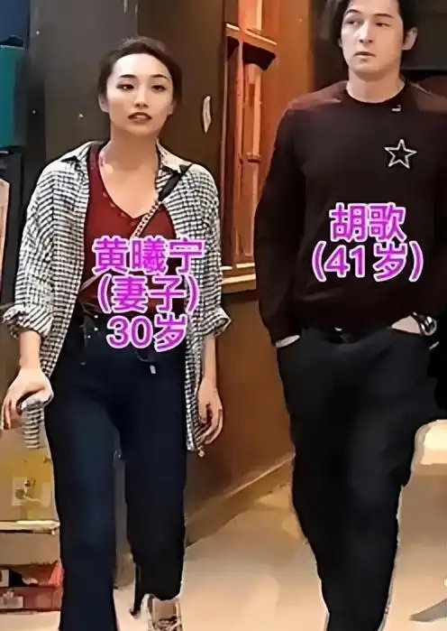 胡歌带老婆游西藏,大包小包自己拿,好男人无疑