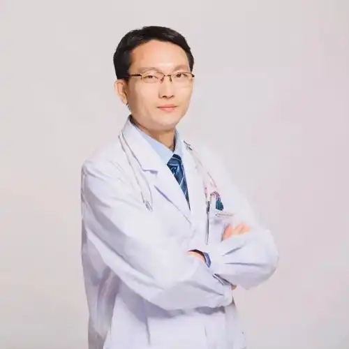 高峰期来了福建外科医生转行为按摩师,只为让男孩们少挨一刀

