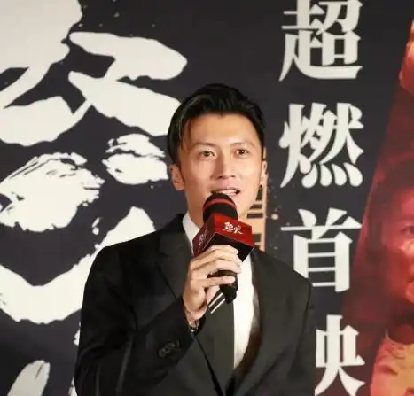 41岁谢霆锋再获影帝,西装披肩上好潇洒,网友这个男人不会老
