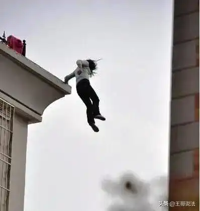 偷窥女厕所被抓后男孩选择跳楼,家长向学校索赔百万元