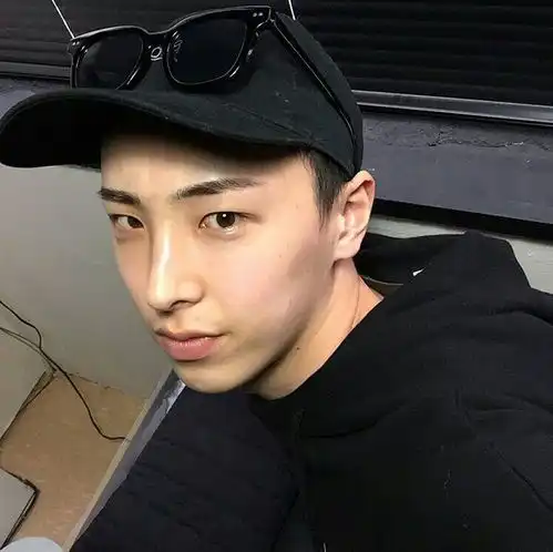潮流成熟时尚男生qq头像
