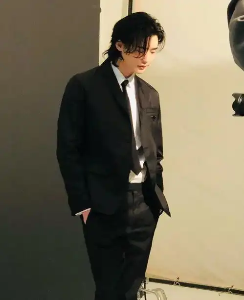 李钟硕退伍归来,ins更新长发西装照,日系美男氛围绝了
