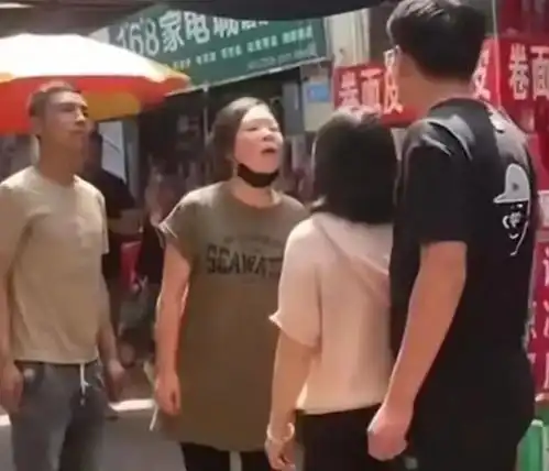 山东一男子当街家暴15岁女友,好心市民制止,男子母亲回家再打