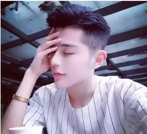 瓜子脸男生适合的时尚中分复古发型

