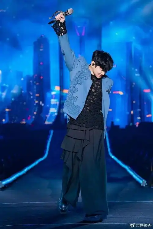 知名男星演唱会突发观众大喊倒闭