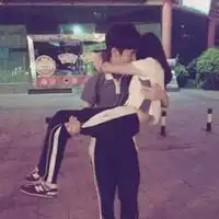 求校园男生横抱女生的照片