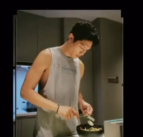 狗粮甜度满分王子文吴永恩约会被偶遇,搂腰牵手还同吃一块蛋糕