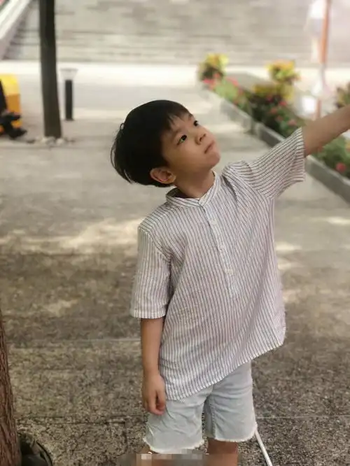 嗯哼近照变小小少年很是白嫩又是抬头望天又是吃勺子的他也太萌