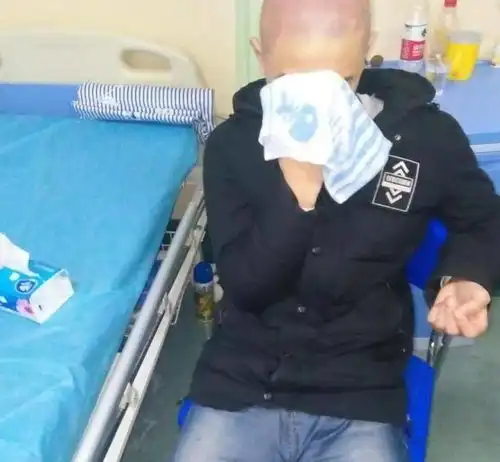湖北13岁少年王子豪,爸爸不幸全身烧伤,不顾家人反对两次割皮救父