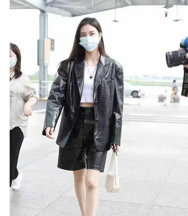 1米69宋妍霏堪称行走的衣架,穿男友西装也不显壮,够时髦