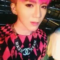 背景是红色的男生头像微信头像图片大全
