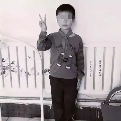失踪38天的男孩找到了可是已经不幸身亡发生了什么姥姥在坟地边发现一只小手,犯罪嫌疑人已被抓获
